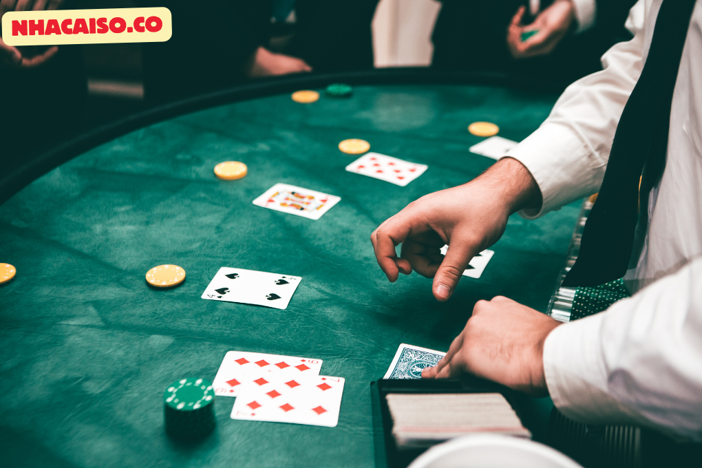 Sai lầm khi chơi blackjack phổ biến là thiếu quan sát lá bài lật của Nhà Cái